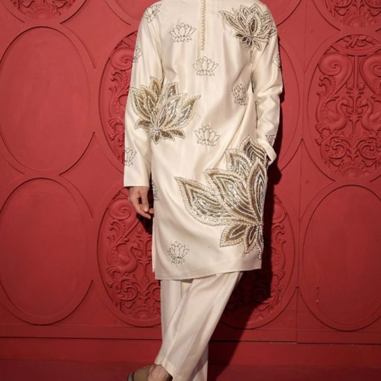 Featuring a white kurta in chanderi base with…